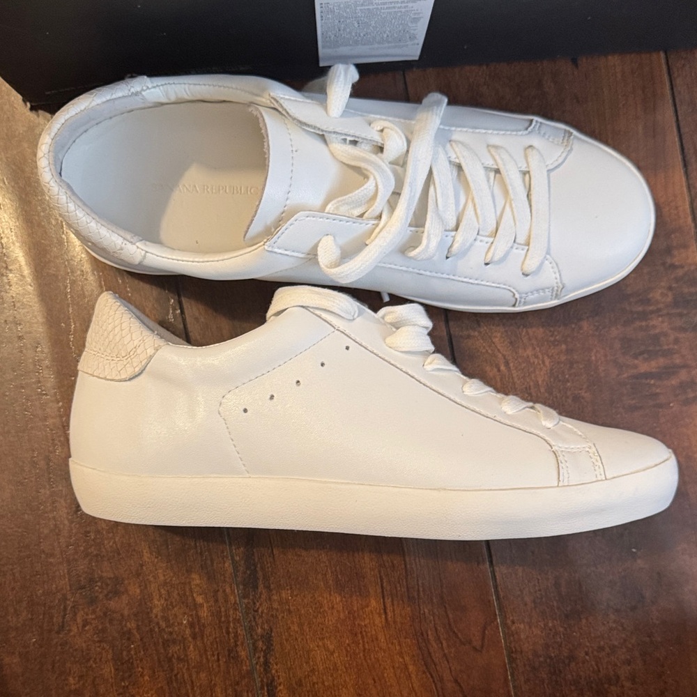 Banana Republic- White Leather Lace-Up Sneakers- minimalist luxury-NIB